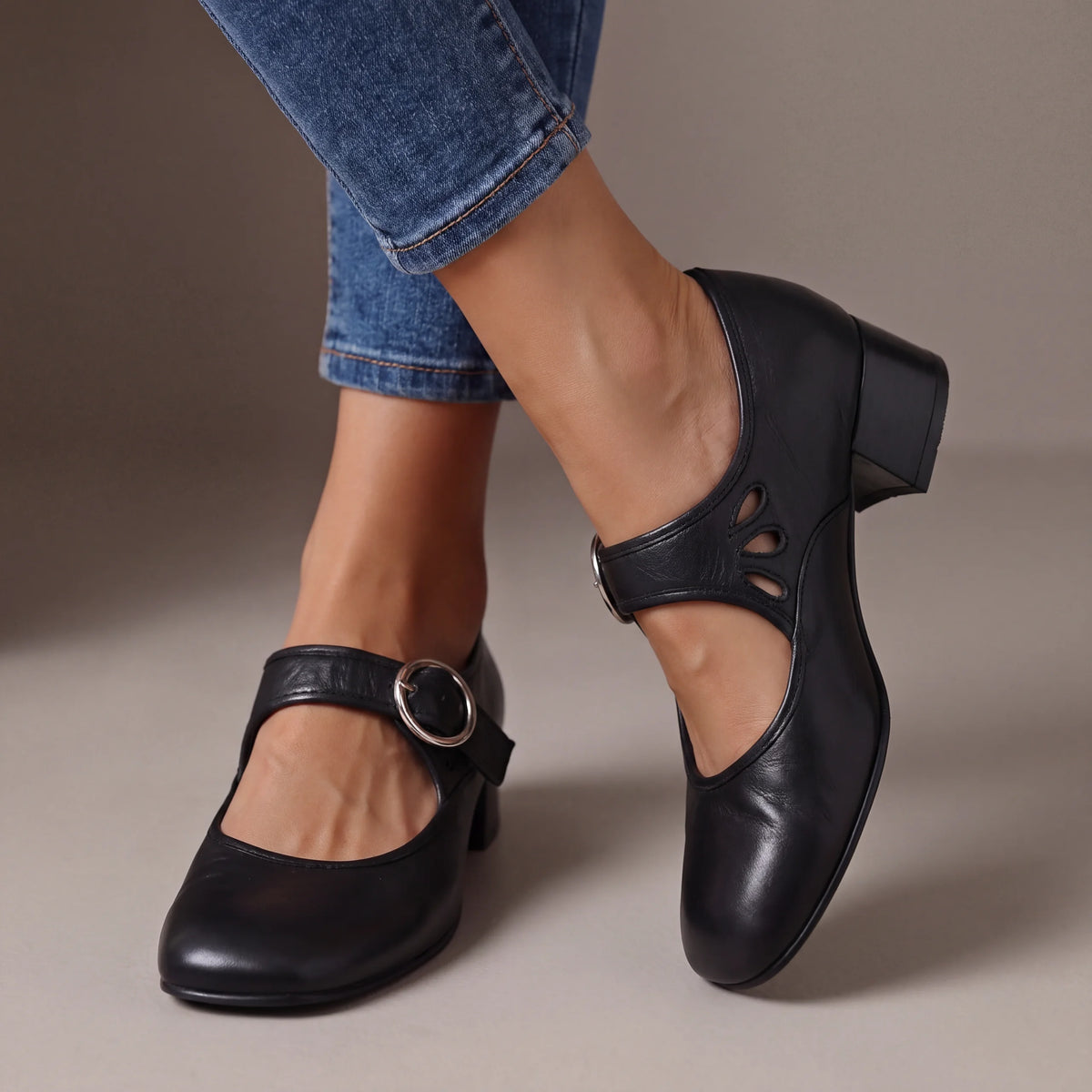 Buckle Strap Block Heel Mary Jane Shoes in Black